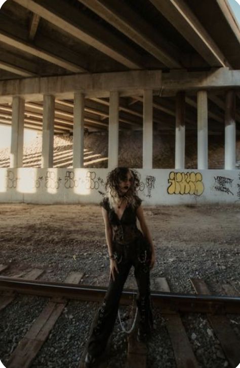 Outdoor Edgy Photoshoot, Emo Aesthetic Photoshoot, Grunge Fall Photoshoot, Grunge City Photoshoot, Outdoor Grunge Photoshoot, Edgy Picture Ideas, Senior Pictures Outfits Grunge, Emo Senior Picture Ideas, Alt Model Photoshoot