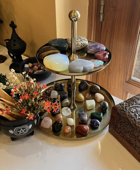 Ways To Display Crystals Rock Collection, Diy Crystal Stand, Crystal Tumble Display, Crystal Table Display, Crystal Collection Display Ideas, Crystal Display Ideas Bedroom, Crystal Display Ideas Rock Collection, Crystal Organization Display, Crystal Storage Ideas