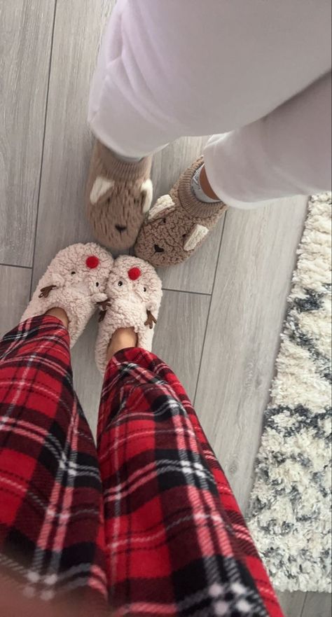 Xmas Sleepover Aesthetic, Christmas Aesthic, Clean Girl Christmas, Christmas Sleepover, You Are My Moon, Christmas Dreaming, Cosy Christmas, Christmas Inspo, Christmas Feeling