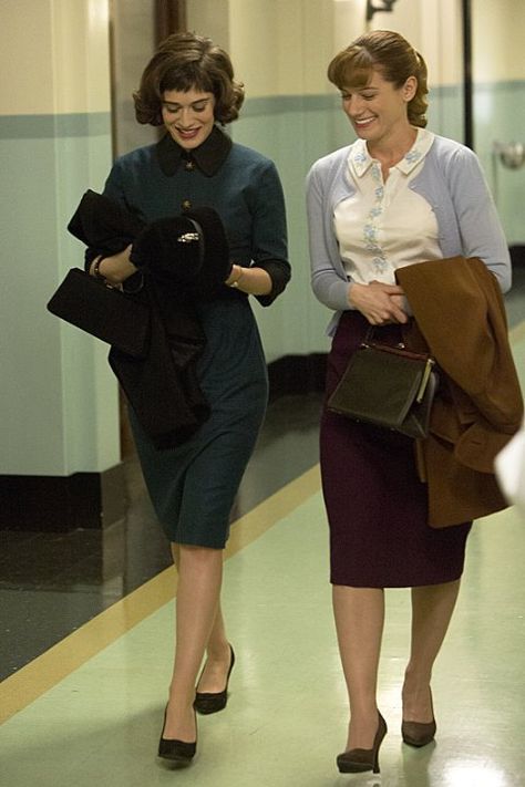 Pictures & Photos of Lizzy Caplan 1960s Fashion Women, Virginia Johnson, 50s Womens Fashion, Lizzy Caplan, The 50s Fashion, Tv Clothes, Secretary Outfits, Work Outfits Women Office, Modern Costumes