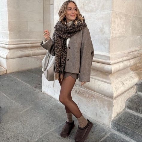 Blogger’s Fav Ugg Boots And Dress Outfit, College Outfits Fall, Outfit Ugg, New York Outfits, Mode Zara, Aesthetic Fall, Fall Inspo, Prayer Board, Athleisure Fashion