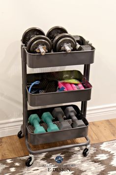 Tiny Home Office Ikea, Tiny Home Gym Corner, At Home Workout Area, Small Workout Area, Physio Office, Diy Yoga Room, Small Workout Room Ideas, Workout Nook, Home Gym Storage Ideas