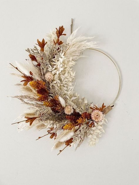 Unique Boho Fall Decor Ideas for a Cozy Home - Modern Meets Boho Gold Ring Dried Flower Wreath, Fall Pampas Wreath, Autumn Dried Flower Wreath, Fall Pampas Grass Decor, Dried Flower Wreath Ideas, Dried Flower Wreath Diy, Strawflower Wreath, Neutral Autumn Decor, Raffia Wreath