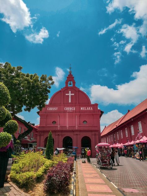 Melaka Aesthetic, Malaysia Aesthetic, History Of Malaysia, Malaysia Tourism, Melaka Malaysia, Kuala Lumpur Travel, Gold Man, Malaysia Travel, Architecture Concept