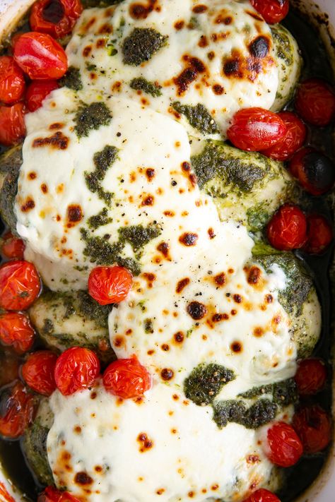 Have dinner on the table in just 30 minutes with this easy and delicious baked pesto mozzarella chicken. Low-carb, gluten-free, and made with simple ingredients. Chicken With Pesto And Tomatoes, Essen, Chicken With Pesto Tomato And Mozzarella, Chicken Pesto Mozzarella Bake, Easy Baked Pesto Chicken, Baked Chicken Pesto Mozzarella, Chicken Pesto Sundried Tomatoes, Chicken Tomato Pesto, Chicken Pesto Bake