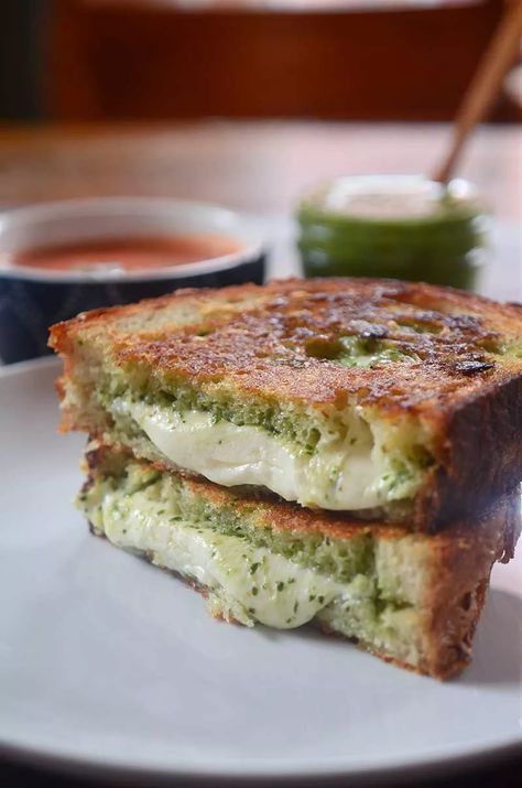 Pesto Mozzarella, Grilled Cheese Recipes, Think Food, Deilig Mat, Food Yummy, Fresh Mozzarella, Comfort Foods, Grilled Cheese, Cheese Recipes