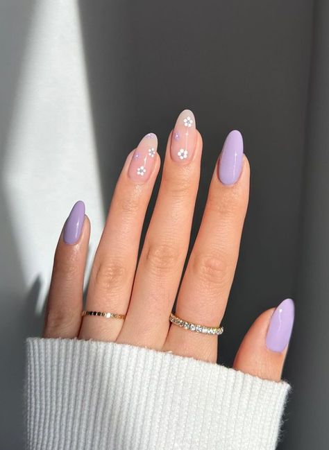 Lilac and flowers nails Lilac Nails Simple, Lilac Nail Art Design, Lilac Purple Nail Designs, Lilac Nails With Flowers, Lilac Nails Ideas, Almond Nails Lilac, Summer Nails Lilac, Spring Nails Lilac, Lilac French Nails