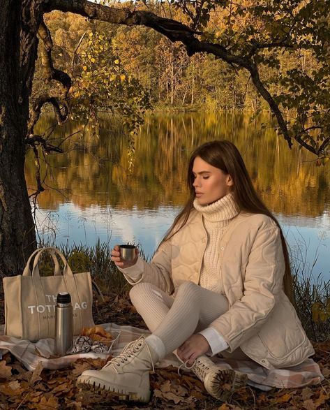 Winter Picnic, Ootd Winter, Fall Inspo, Fall Photoshoot, Creative Instagram Stories, Instagram Pose, Instagram Photo Inspiration, Autumn Aesthetic, Fall Photos