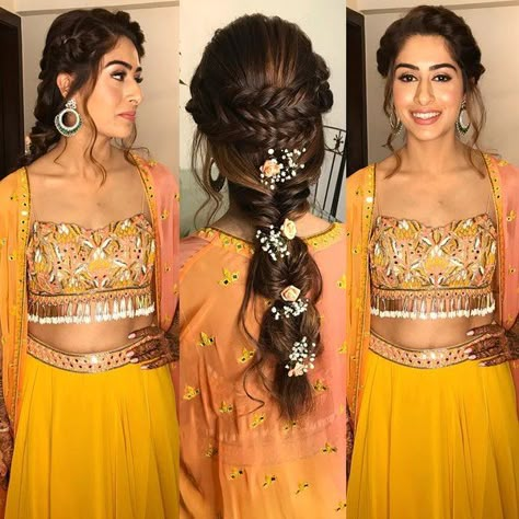 Hairdo Wedding Indian, Messy Front Hairstyles, Haldi Hairstyle, Loop Braid, Bun Accessories, Mehndi Hairstyles, Classy Hair, Hair Style On Saree, Mehndi Dresses