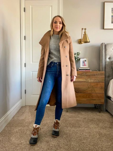 How to Wear Snow Boots With Cute Outfits - Merrick's Art Duck Boot Outfit Winter, Duck Boot Outfits, How To Wear Duck Boots, Duck Boots Outfit, Snow Boots Outfit, Aritzia Coat, Winter Boots Outfits, Outfits To Copy, Cute Hoodie