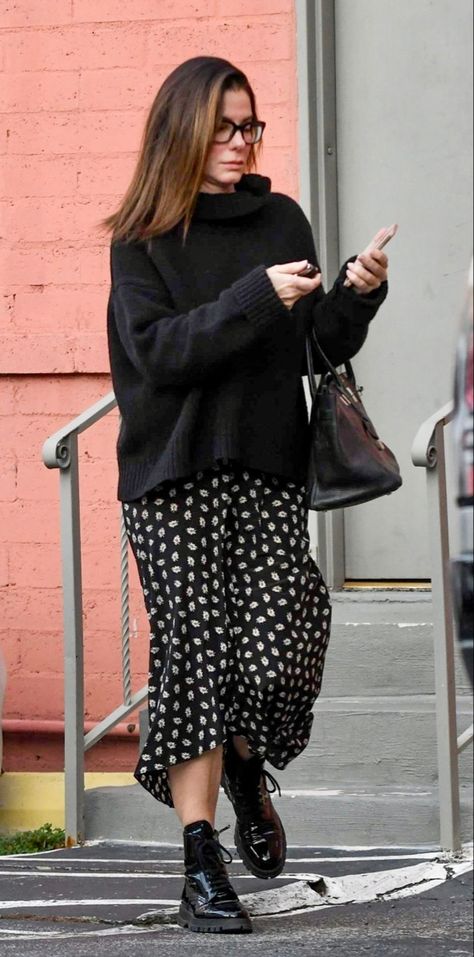 Sandra Bullock Street Style 90s Sandra Bullock Fashion, Celeb Street Style 2023, Sandra Bullock 90s Style, 90s Sandra Bullock, Sandra Bullock Aesthetic, Sandra Bullock 90s Outfits, Sandra Bullock Fashion, Sandra Bullock Outfits, Sandra Bullock Street Style