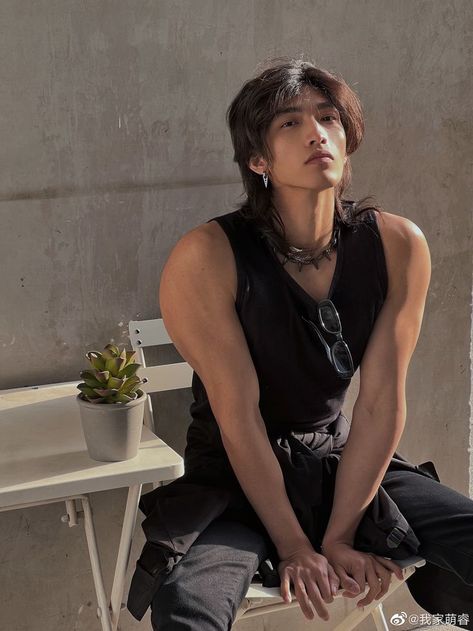 Man With Long Hair Reference, Asian Man Drawing Reference, Long Haired Men Reference, Korean Guy Reference, Chinese Male Long Hair, Men Are Men, Masc Fashion, Body Reference Poses, Model Aesthetic