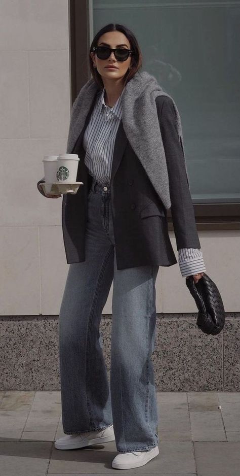 Ootd Blazer Noir, Outfit Pull Gris, Autumn Street Style 2023, Autumn Style 2024, Grey Wide Leg Jeans Outfit, Jean Gris Outfit, Rainy Day Business Casual Outfits, Outfit Jean Gris, Fall Outfits Blazer