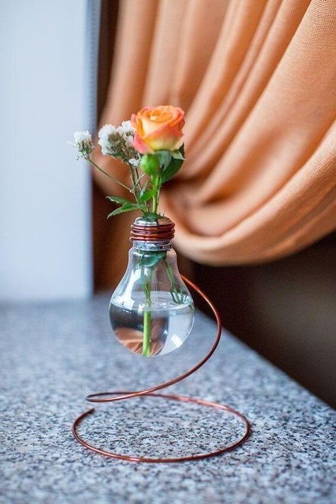 17 Creative Recycled Light Bulb Ideas For Your Next Home Decorating Projects Takken Decor, Recycled Light Bulbs, Tanaman Sukulen, Vasos Vintage, Koti Diy, Kule Ting, Light Bulb Crafts, Tanaman Pot, Lampe Diy