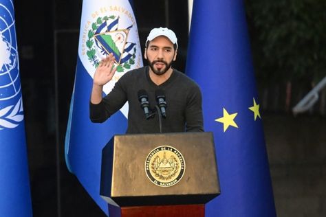 El presidente de El Salvador, Nayib Bukele, planea emitir papeles de deuda en bitcoin para oxigenar las finanzas públicas, pero su oferta de los llamados bonos volcán puede ser poco atractiva para los inversionistas, advierten economistas. Quick Saves