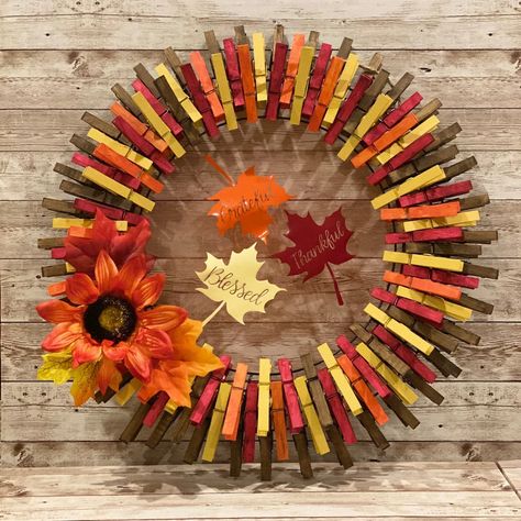 October Wreath, Halloween Clothespin, Clothespin Wreaths, Wooden Clothespin Crafts, Clothespin Diy Crafts, Clothespin Wreath, Clothespin Art, Clothespin Crafts, Christmas Clothespins