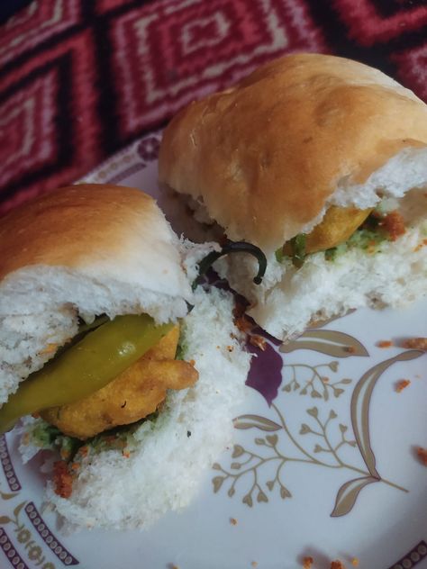 Street style Vada Pav 😍😍 Tag a vada pav lover in comment At Home Snap, Home Snap, Beauty Products, At Home, Street Style, Ethnic Recipes, Quick Saves, Beauty