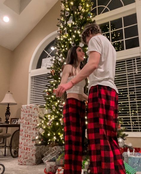 Couples Matching Xmas Pjs, Christmas Date Night Aesthetic, Romantic Date Ideas For Girlfriend, Xmas With Boyfriend, Cute Christmas Pics With Boyfriend, Cute Christmas Photos Aesthetic, Christmas With Girlfriend, Christmas Photos With Boyfriend, Couples Watching Movie