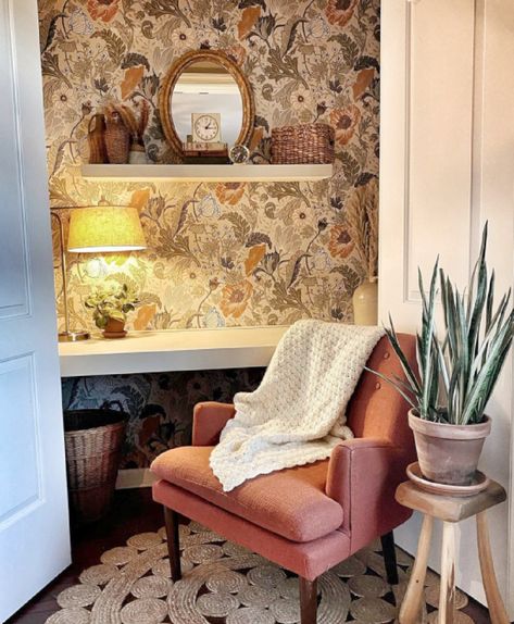 Office Nook With Wallpaper, Wallpaper Small Office, Vintage Office Wallpaper, Wallpaper Office Nook, Home Office Ideas Wallpaper, Small Office Wallpaper Ideas, Cloffice Wallpaper, Office Nook Wallpaper, Wallpaper On Desk