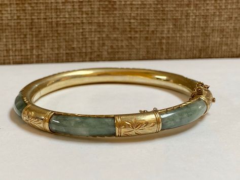 خواتم خطوبة, Solid Gold Bangle, Vintage Gold Bracelet, Carved Flowers, Womens Bracelet, Jade Bangle, Dope Jewelry, Gold And Green, Classy Jewelry