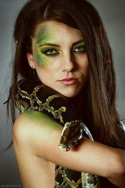 Girl snake Snake Face Makeup, Snake Makeup Look, Reptile Makeup, Fashion Dramatic, Snake Photoshoot, Raptor Costume, Snake Makeup, Mermaid Face Paint, Snake Costume