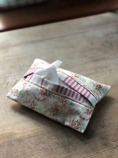 How to make a fabric pocket tissue holder - a timely craft idea Sewn Tissue Holder, Diy Tissue Holder For Purse, Tissue Pack Cover Pattern, Tissue Pouch Free Pattern, Sewing Tissue Pouch, Diy Tissue Holder, Quilting Accessories, Purse Tissue Holder, Pocket Tissue Case