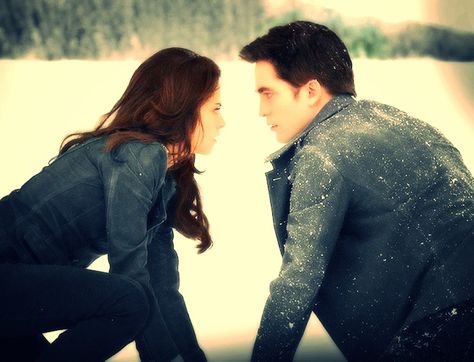 Edward and Bella Cullen in the snow... Breaking Dawn Part 2 Aesthetic, Twilight Aesthetic Breaking Dawn Part 2, Twilight Breaking Dawn Part 2 Aesthetic, Bella Swan Breaking Dawn Part 2, Breaking Dawn Aesthetic, Twilight Breaking Dawn Part 2, Bella Y Edward, Twilight Fanfiction, Twilight Scenes