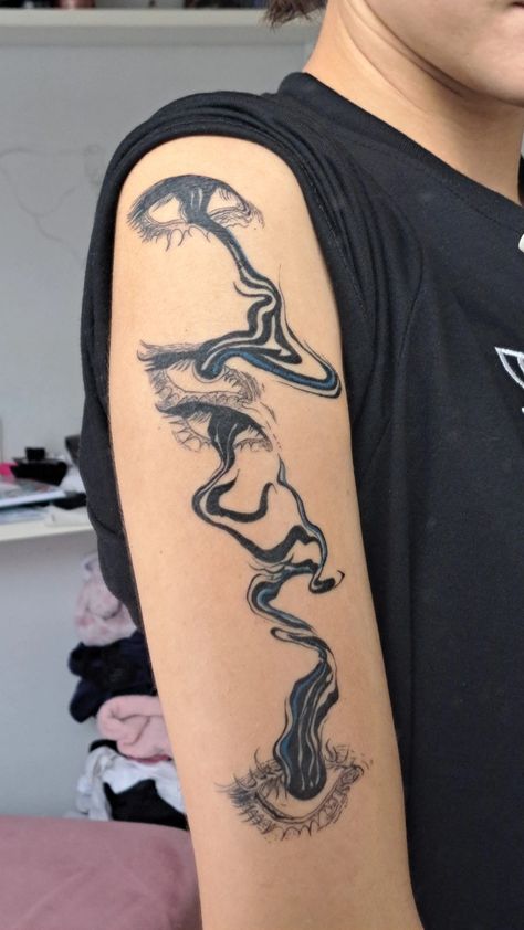 Olhos Melting Eyes Tattoo, Melting Eye Tattoo, Cool Elbow Tattoos, Eye Tattoo Sleeve, Trippy Tattoo Designs, Melting Tattoo, Eyeball Tattoos, Waterfall Tattoo, Trippy Tattoo