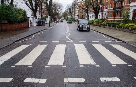 London’s 20 Most Expensive (and Exclusive) Streets Abbey Road Crossing, Pedestrian Crossing, Abbey Road Studio, Weekend In London, Zebra Crossing, God Save The Queen, London Itinerary, Lombard Street, London Attractions