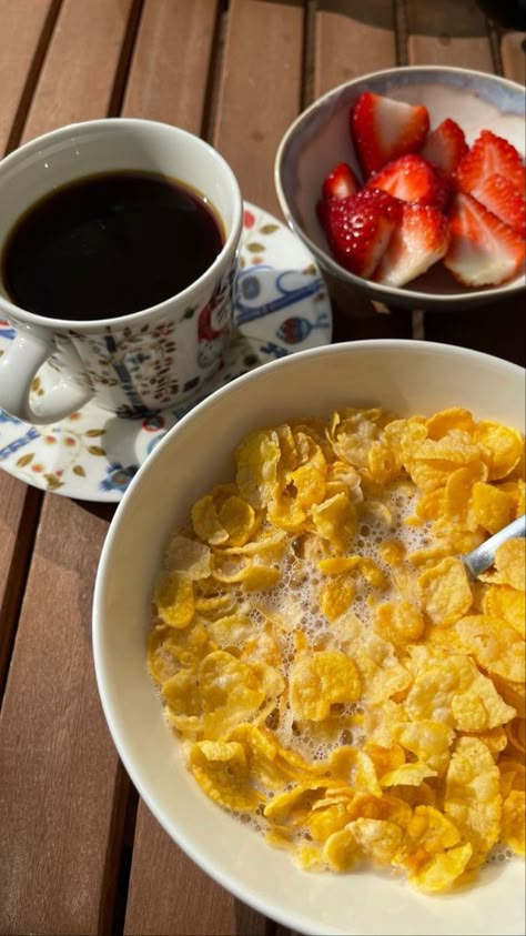 Aesthetic Food Breakfast, Cereal Breakfast, Balanced Breakfast, Sunny Morning, Healthy Food Inspiration, Healthy Food Dishes, Healthy Food Motivation, Healthy Lifestyle Food, Yummy Comfort Food