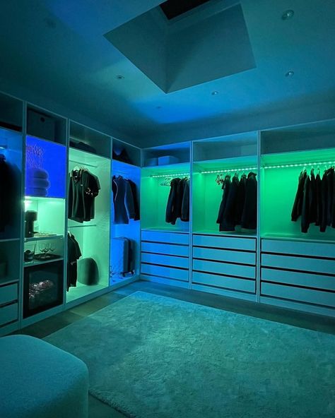 Walk-in closets that make you go “wow.” 😲 All it takes is a Philips Hue lightstrip (and a big enough closet, that is). Big Bedroom With Led Lights, Luxury Apartment Closet, Closet With Led Lights, Walk In Closet Lighting, Big Walk In Closet, Narrow Walk In Closet, Phillips Hue Lighting, Sneaker Wall, Phillips Hue