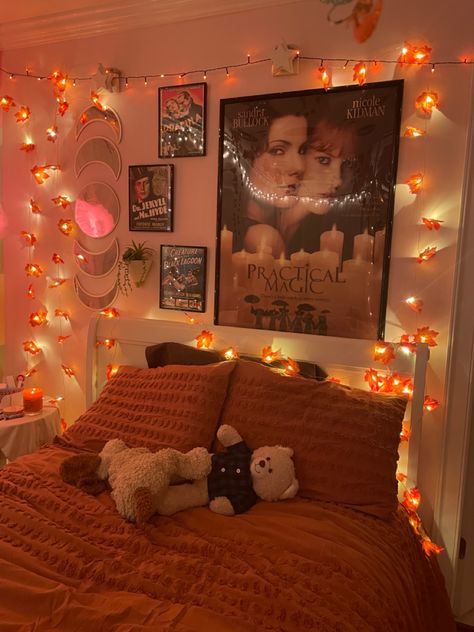 October Room Decor Aesthetic, Hollowed Room Decor, Halloween Aesthetic Rooms, Spooky Dorm Room, Small Room Fall Decor, Autumn Dresser Decor, Fall Themed Room Aesthetic, Fall Inspired Room Decor, Fall Vibes Room Decor