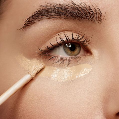 A Beauty Expert Tells Us The Secret To Cover Under Eye Bags And Puffiness Puffy Face Makeup, Cover Under Eye Bags, Under Eye Makeup, Daily Makeup Routine, Makeup 101, Under Eye Puffiness, Face Makeup Tips, Skin Care Wrinkles, Feeling Pretty