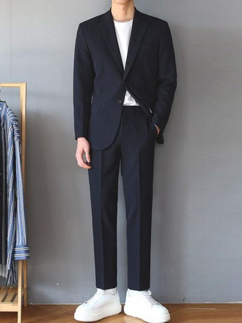 Is exactly the same as the photo and the material is very good. Black Three Piece Suit, Casual Korean Style, Suits Formal, Fashion City, Costume Noir, Heavy Jacket, Flat Collar, Fitted Suit, Three Piece Suit