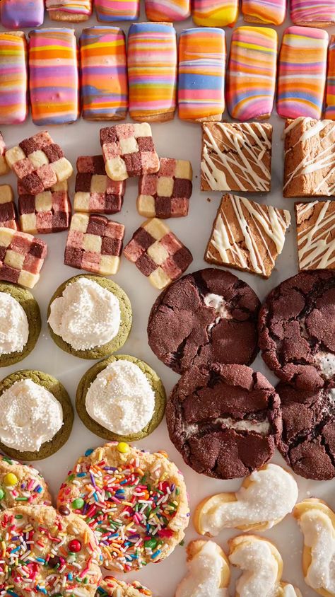 Cookie Table Wedding, Checkerboard Cookies, Christmas Cookie Box, Easy Holiday Desserts, Holiday Cookies Christmas, Cookie Table, Hot Chocolate Cookies, Healthy Cookie Recipes, Xmas Cake