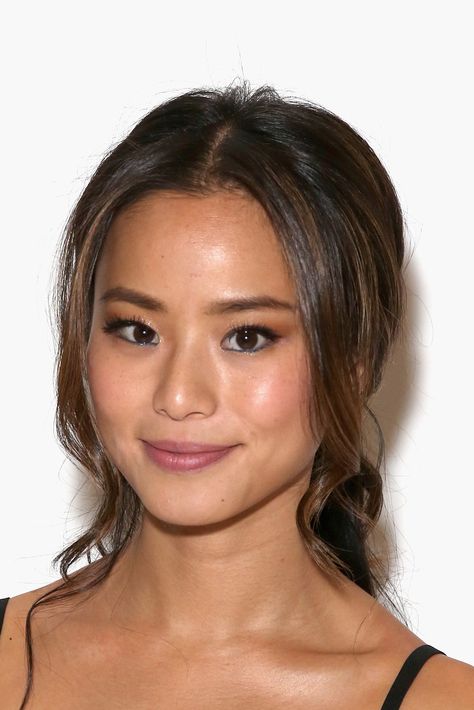 Jamie Chung at Mara Hoffman #NYFW Jamie Chung Hair, Wedding Makeup Asian, Asian Makeup Before And After, Fresh Face Makeup, Makeup Asian, Loose Ponytail, Makeup Before And After, Tanned Makeup, Jamie Chung