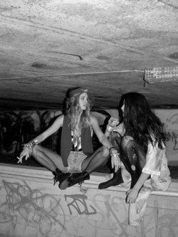 Hippies Hanging Out Summer Tumblr Aesthetic, Chillin Killin, Dorcas Meadows, Grunge Kids, Mary Macdonald, Marlene Mckinnon, 70s Summer, Young Wild Free, Look Grunge