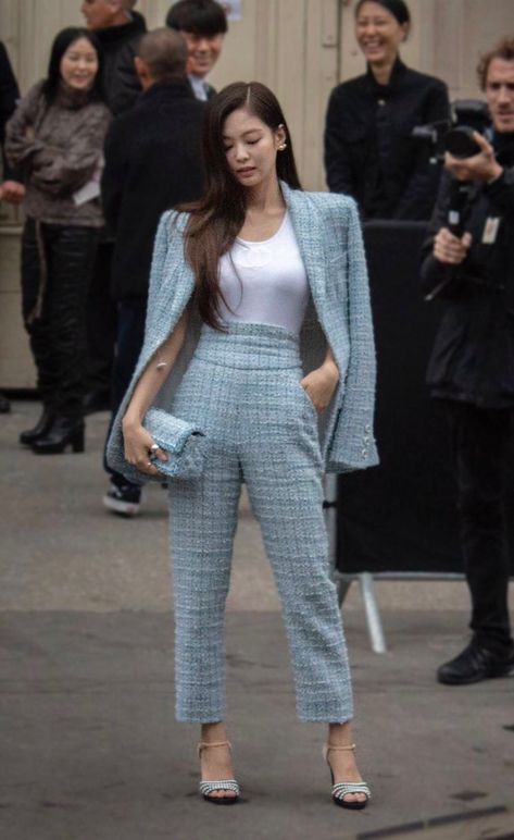 Jennie at Chanel Event Jennie Suit, Jab We Met Geet Dress, Jennie Suit Outfit, Chanel Suits For Women, Jennie In Chanel Outfit, Jennie Kim Chanel Outfit, Channel Jennie Outfit, Jennie Chanel Outfit, Jennie Kim Channel Outfits