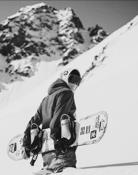 X Games Snowboarding, Ski Vibes Aesthetic, Winter Sport Aesthetic, Snowboarding Portrait, Aesthetic Snowboarding Pictures, Snowboarding Aesthetic Men, Snowboard Photo Ideas, Red Bull Snowboarding, Snowboard Poses