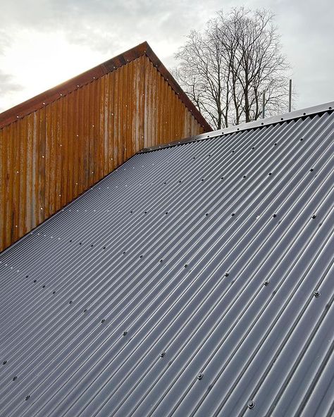 We love the contrast between our Black PVC Corrugated Sheets used on the lower roof of this two-storey project, and the weathered corten corrugated sheets used as cladding on the upper. Not only does our PVC Coating add colour and choice to your design, but it also provides additional protection and scratch resistance for years to come. 📸: @thelimeworks on Instagram #corrugatedroof #cladcoroofing #metalroof  *Please note, Cladco Roofing does not supply weathered corten sheets Black Corrugated Roof, Corrugated Roof, Steel Roofing Sheets, Colorbond Roof, Galvanized Roofing, Roof Cladding, Corrugated Sheets, Zinc Roof, Corrugated Metal Roof