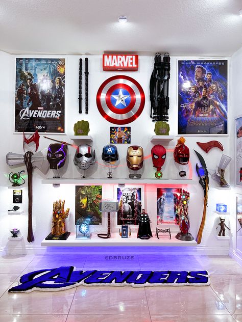 Marvel display / collection wall. Marvel Office Decor, Marvel Gaming Room, Marvel Collection Display, Marvel Living Room, Marvel House Decor, Aesthetic Marvel Room Decor, Action Figure Display Ideas, Avenger Room, Marvel Display