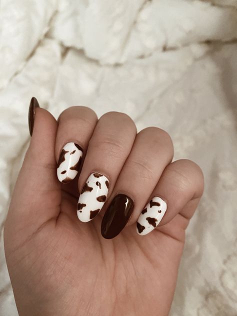 super cute brown cowprint nails Nails Brown Cow Print, Brown Western Nails, Brown Cowprint Nails, Brown Cow Print Nails, Country Acrylic Nails, Cow Print Nails, Cowboy Nails, Western Nails, Boho Nails