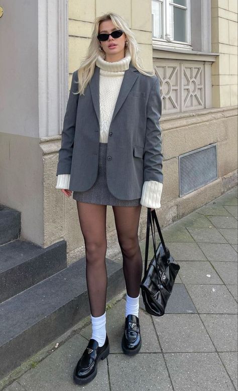 2024 Skirt Outfits Guide: Embrace Every Season with Style Gray Skirt Outfit Winter, Grey Mini Skirt Outfit, Gray Skirt Outfit, Grey Blazer Outfit, Inspo Looks, Outfit Trabajo, Lady Outfits, Skirt Outfits Fall, Estilo Indie