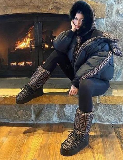 Winter Baddie Outfits, Ski Fits, Ski Trip Outfit, Stile Kylie Jenner, Luxury Outfit, Winter Jumpsuit, Snow Outfit, Trip Outfits, Designer Evening Dresses