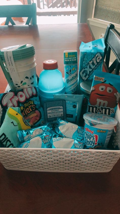 Favorite Color Basket Gift Ideas, Favorite Color Gift Basket, One Color Basket Gift, Gift Basket Ideas Candy, Pink And Blue Gift Basket Ideas, Gift Baskets Ideas For Friends, Colored Snack Baskets, Colorful Gift Basket Ideas, Snacks Basket Ideas