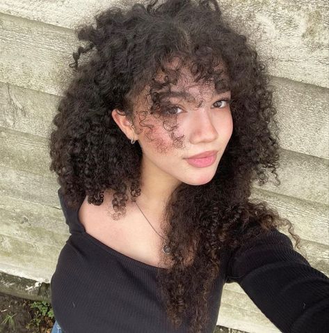 malia baker Long Curly Hair, Curly Hair Inspiration, Curly Girl Hairstyles, Dream Hair, العناية بالشعر, Curly Girl, Long Curly, Afro Hairstyles, Aesthetic Hair