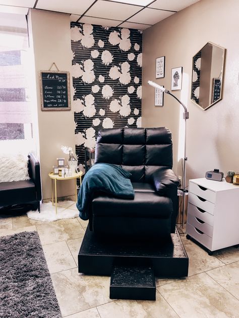 Lash Room With Recliner Chair, Lash Recliner Chair Set Up, Tech Room Ideas, Lash Tech Room, Lash Tech Room Ideas, Lash Suite, Lash Room Decor Ideas, Spa Room Ideas Estheticians, Salon Decor Studio