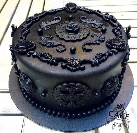 Black cake decoration | Baking witch aesthetic | Anise Wise character inspiration | Deadly Sweet Gothic Birthday Cakes, Goth Cakes, Gothic Wedding Cake, Gothic Cake, Black Cake, Cake Mini, 23rd Birthday, Think Food, Halloween Cakes