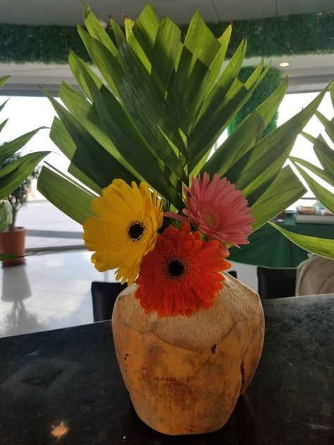 Nuestro centro de mesa a base de coco y flores tropicales. #centrodemesa #flower #tropical #hawaiidecor Surf Birthday, Tropical Floral Arrangements, Flower Tropical, Sweet 17, Fiesta Tropical, Tropical Floral, Pool Party, Floral Arrangements, Coco