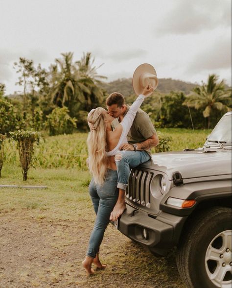 Engagement photos Jeep Engagement Photos, Jeep Engagement Pictures, Jeep Couple Pictures, Jeep Photoshoot, Couple Content, Engagement Board, Jeep Baby, Beach Jeep, Jeep Photos